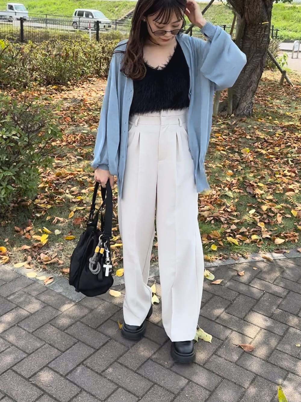 ブルー系のカーディガン/ボレロ、ホワイト系のスラックス、ブラック系のベストを着用したレディースの秋コーディネートの2枚目の写真