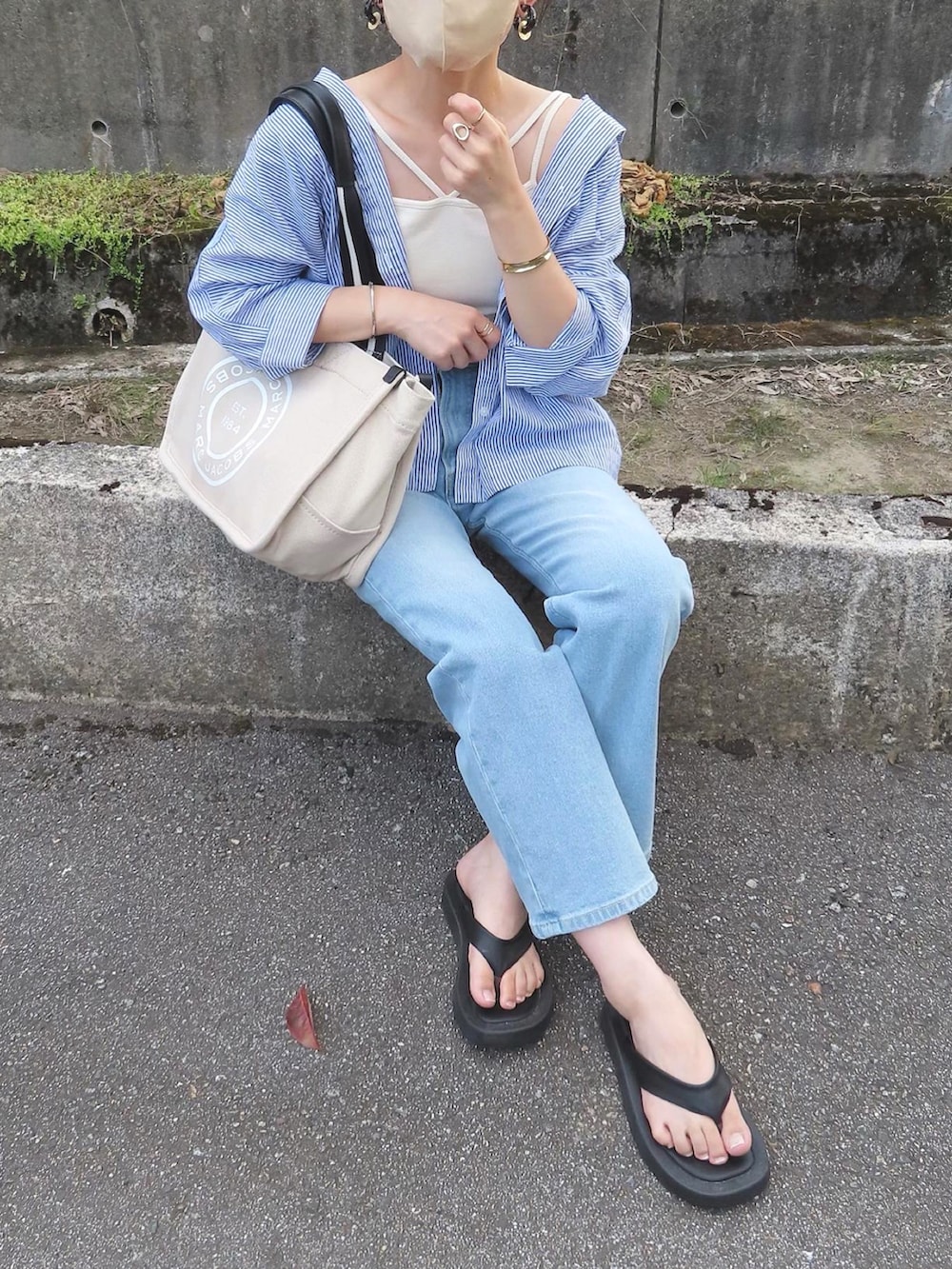 ブルー系のデニムパンツ、ホワイト系のキャミソール、ブルー系のシャツ/ブラウスを着用したレディースの夏コーディネートの3枚目の写真