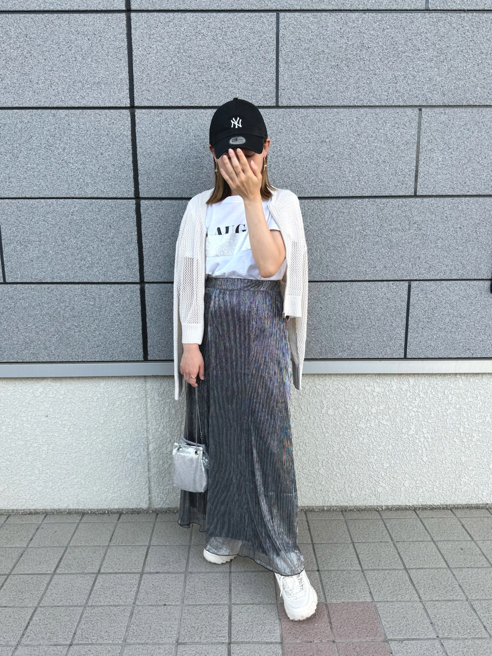 ホワイト系のTシャツ/カットソー、ブラック系のスカート、ホワイト系のカーディガン/ボレロを着用したレディースの夏コーディネートの5枚目の写真