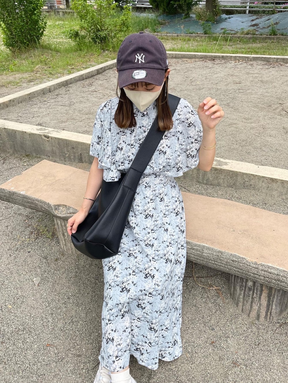 「ワンピース、ショルダーバッグ、初夏コーデ、白スニーカー、キャップ、夏コーデ、シンプルコーデ、花柄ワンピース、休日スタイル、プチプラ、厚底シューズ、きれいめカジュアル、ブルーコーデ、カジュアルガーリー、韓国ファッション」｜「mily biletの【mily bilet】春の大人ガーリー。花柄フレア袖ワンピース（ワンピース、ブルー系）」を使った、chicchimoさん（骨格ナチュラル・レディース・152cm）の夏コーディネートの4枚目の写真