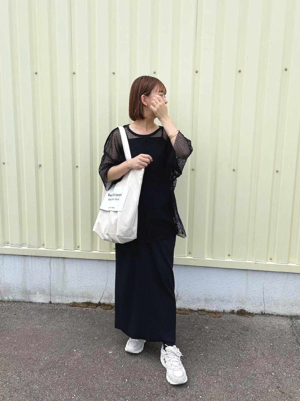ブラック系のTシャツ/カットソー、ブラック系のワンピース、ホワイト系のトートバッグを着用したレディースの秋コーディネートの3枚目の写真