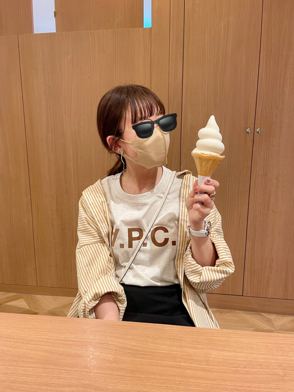 ホワイト系のTシャツ/カットソー、イエロー系のシャツ/ブラウス、ブラック系のスカートを着用したレディースの夏コーディネートの5枚目の写真