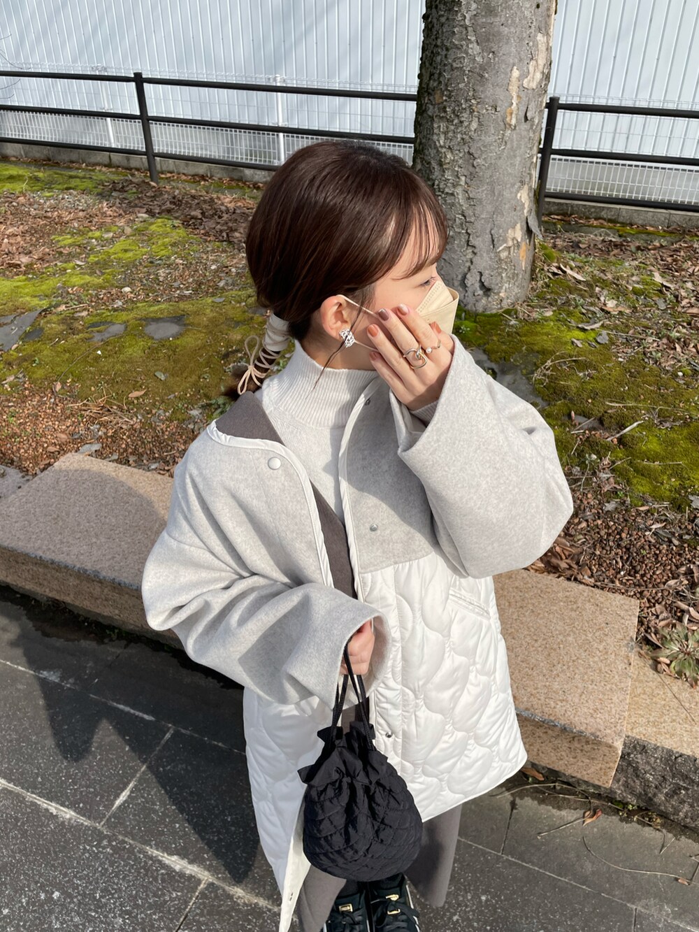 ホワイト系のジャケット/アウター、ホワイト系のニット/セーター、ブラウン系のワンピース/ドレスを着用したレディースの冬コーディネートの4枚目の写真
