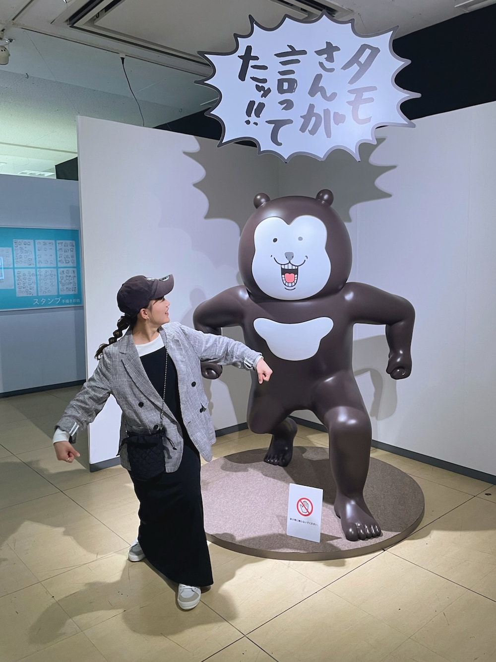 ブラック系のテーラードジャケット、ブラック系のワンピース、ホワイト系のスニーカーを着用したレディースの春コーディネートの2枚目の写真