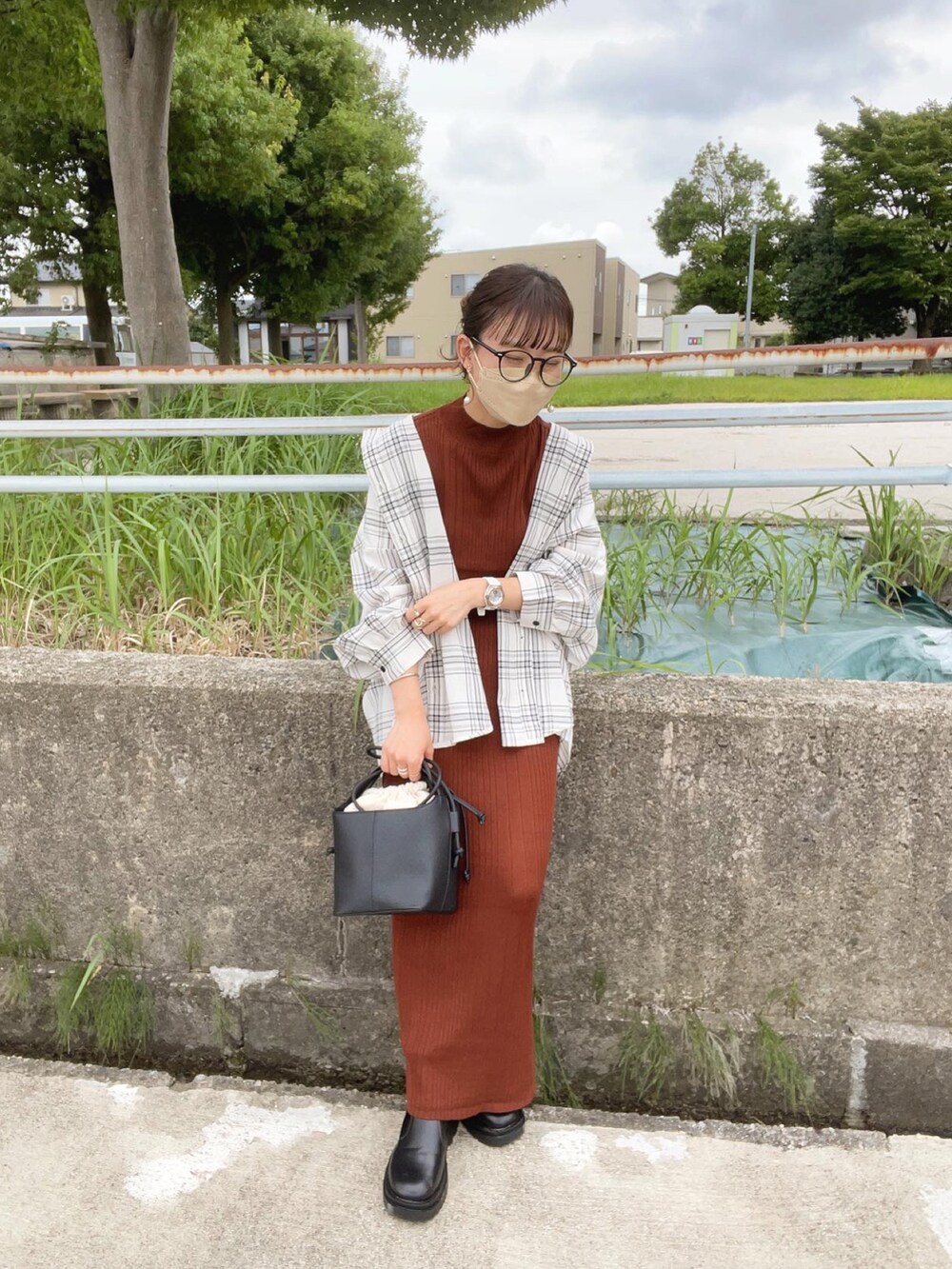 ブラウン系のセットアップ、ホワイト系のシャツ/ブラウス、ブラック系のショルダーバッグを着用したレディースの秋コーディネートの5枚目の写真