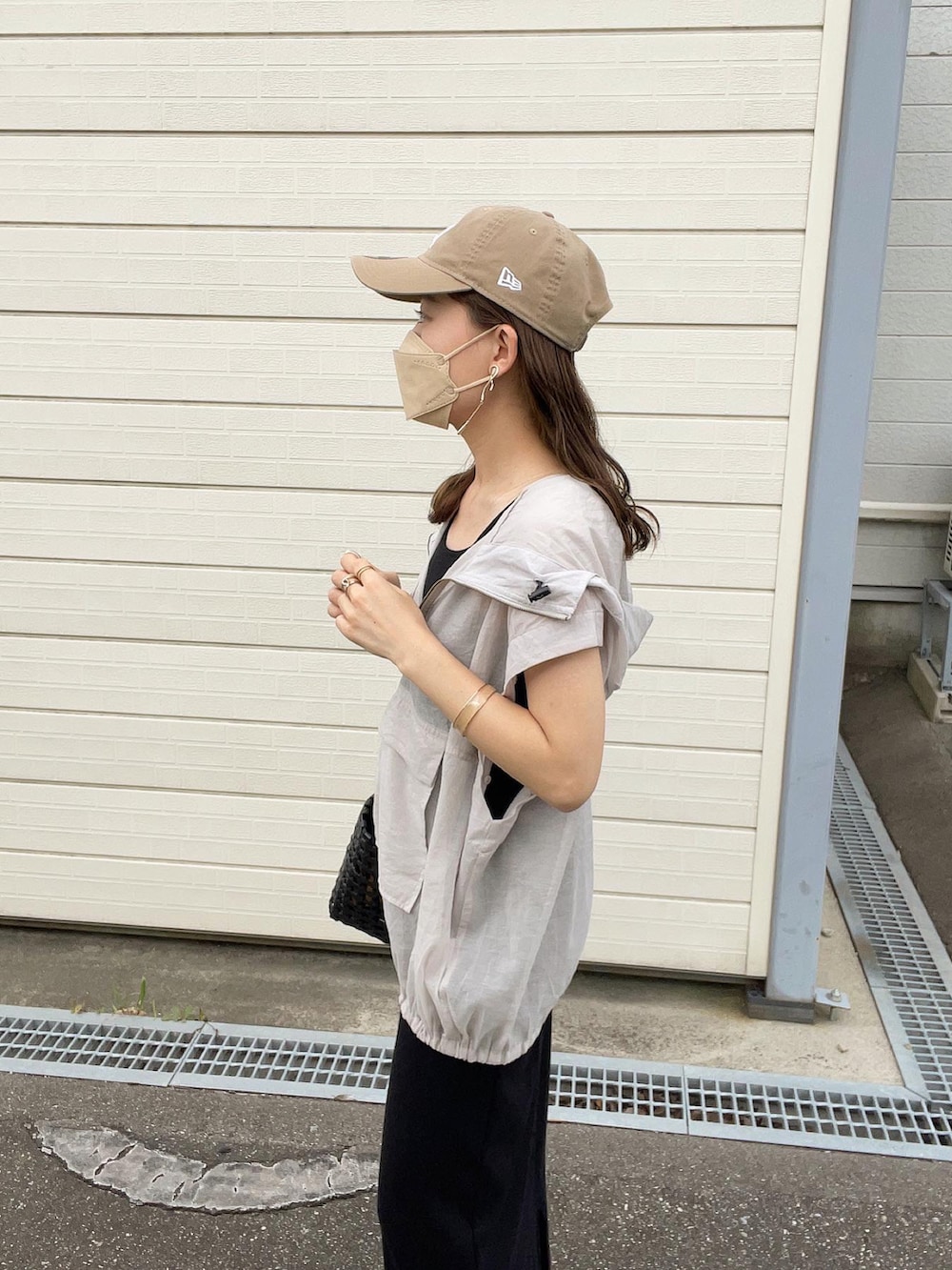 グレー系のシャツ/ブラウス、ブラック系のワンピース、ブラック系のハンドバッグを着用したレディースの夏コーディネートの2枚目の写真