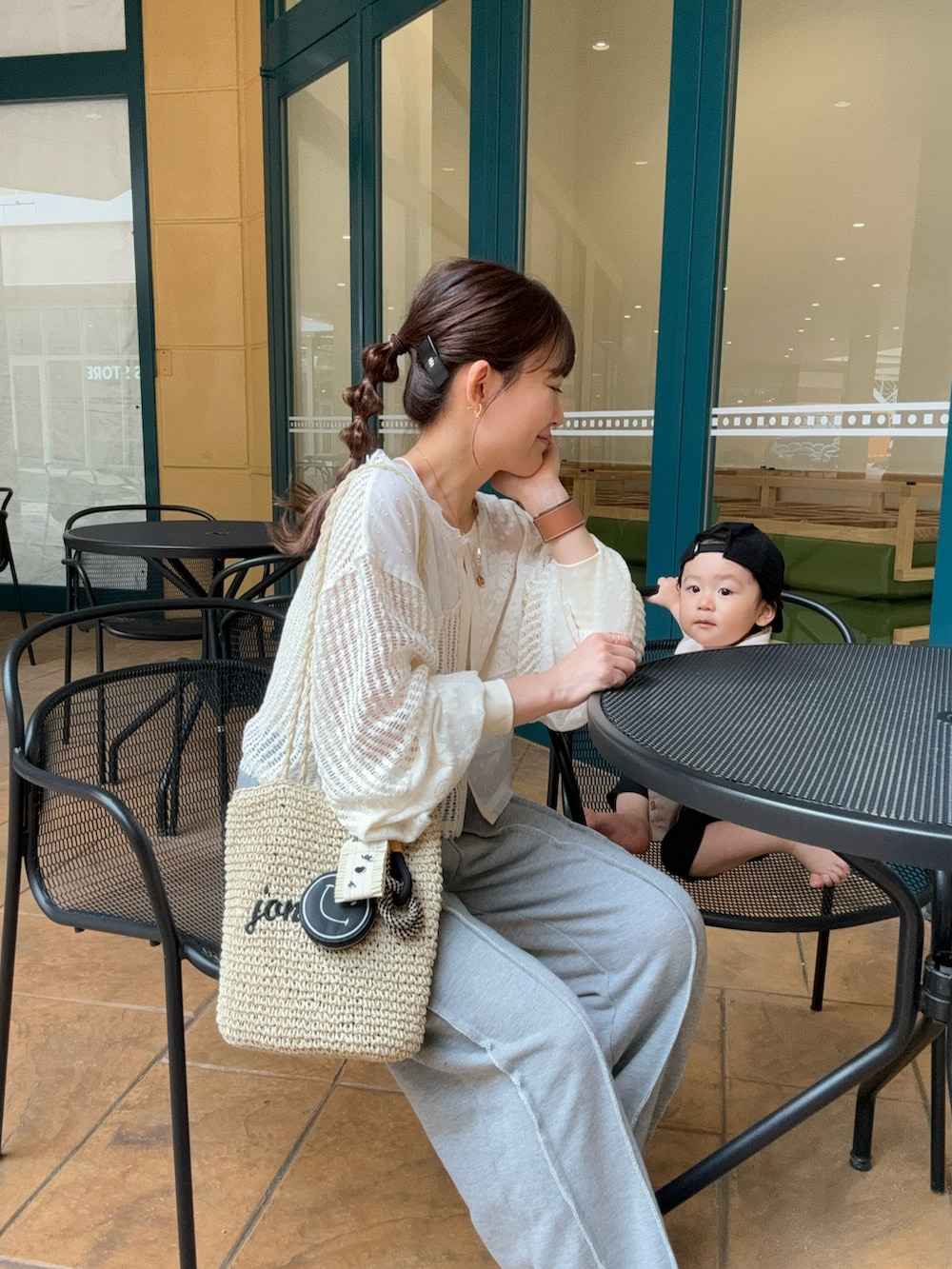 ホワイト系のカーディガン/ボレロ、グレー系のスウェットパンツ、ブラック系のバレッタ/ヘアクリップを着用したレディースの夏コーディネートの5枚目の写真