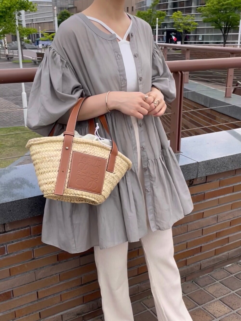 ベージュ系のシャツ/ブラウス、ホワイト系のキャミソール、ホワイト系のその他パンツを着用したレディースの夏コーディネートの3枚目の写真