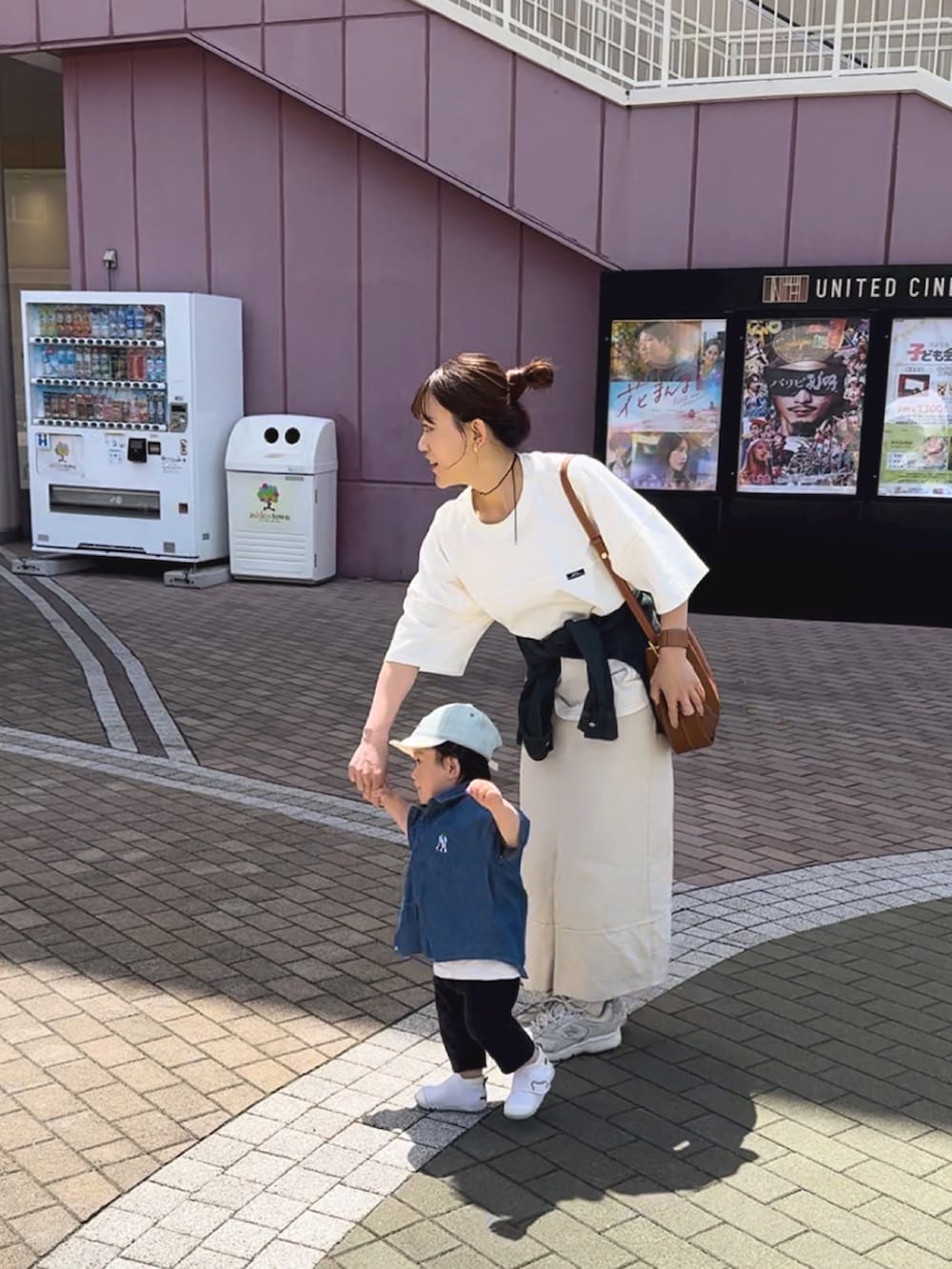 「シャツ腰巻き、腰巻きスタイル、デニム、デニムシャツ、スポーツミックス、Tシャツ、白Tシャツ、スニーカー、シャツスタイル、夏コーデ、お出かけコーデ、休日スタイル、シンプルカジュアル、大人カジュアルコーデ、スカートコーデ」｜「Javaの【JaVaコラボ】ユニセックスで着れちゃう。コットン100% フットボール オーバーサイズ シンプル半袖プルオーバー（Tシャツ/カットソー、ホワイト系）」を使った、chicchimoさん（レディース・152cm）の夏コーディネートの2枚目の写真