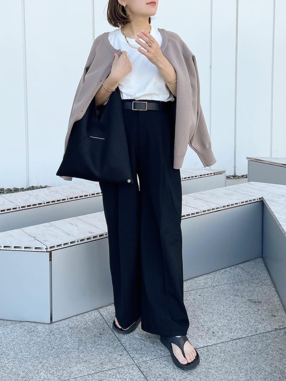 ホワイト系のTシャツ/カットソー、ブラック系のパンツ、ベージュ系のカーディガン/ボレロを着用したレディースの秋コーディネートの3枚目の写真