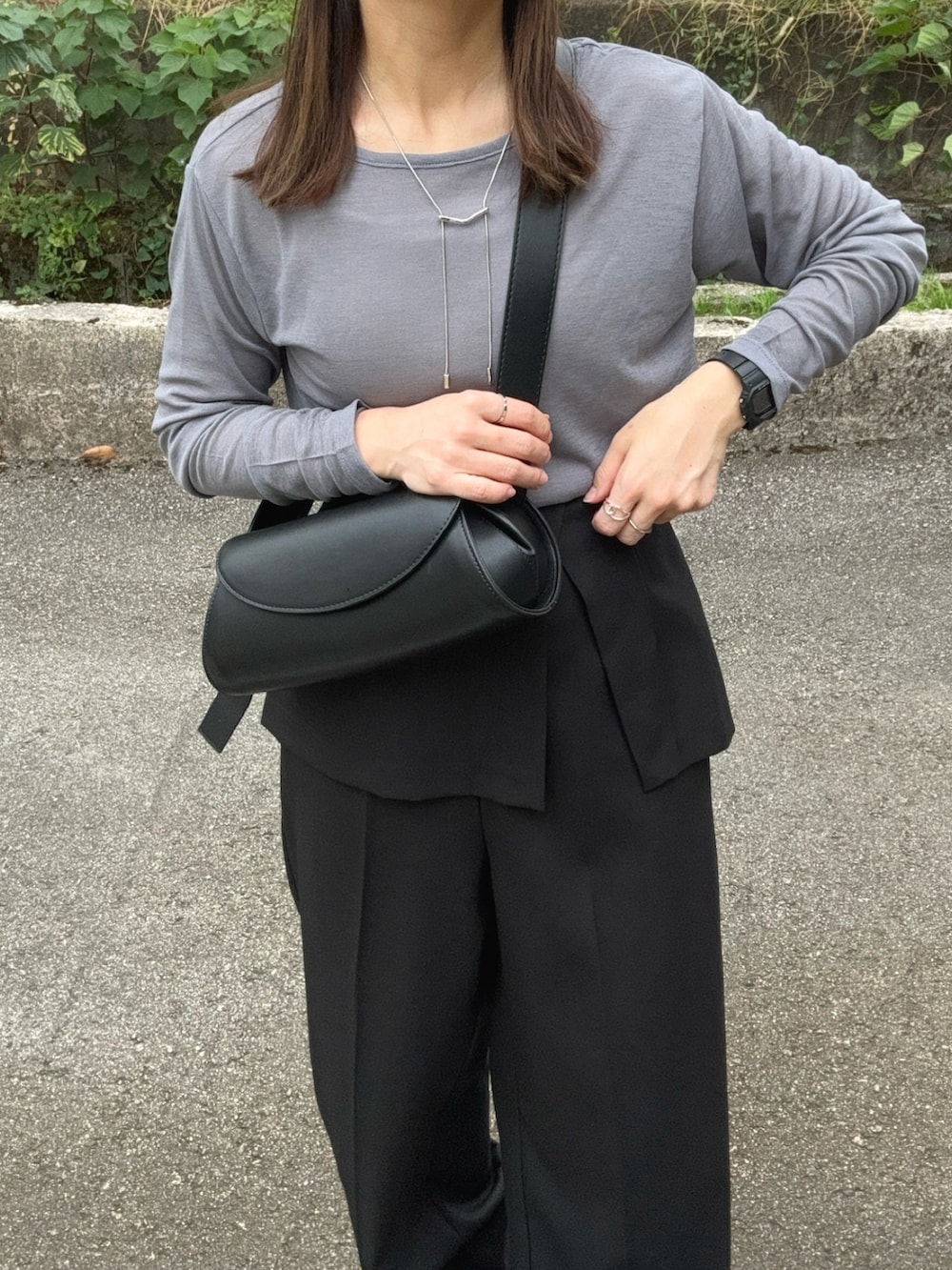 グレー系のTシャツ/カットソー、ブラック系のその他パンツ、ブラック系のショルダーバッグを着用したレディースの秋コーディネートの5枚目の写真
