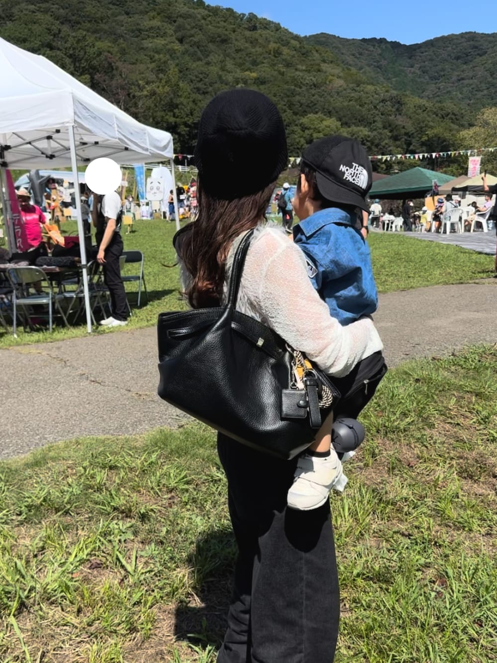 ホワイト系のTシャツ/カットソー、グレー系のベスト、ブラック系のパンツを着用したレディースの秋コーディネートの3枚目の写真