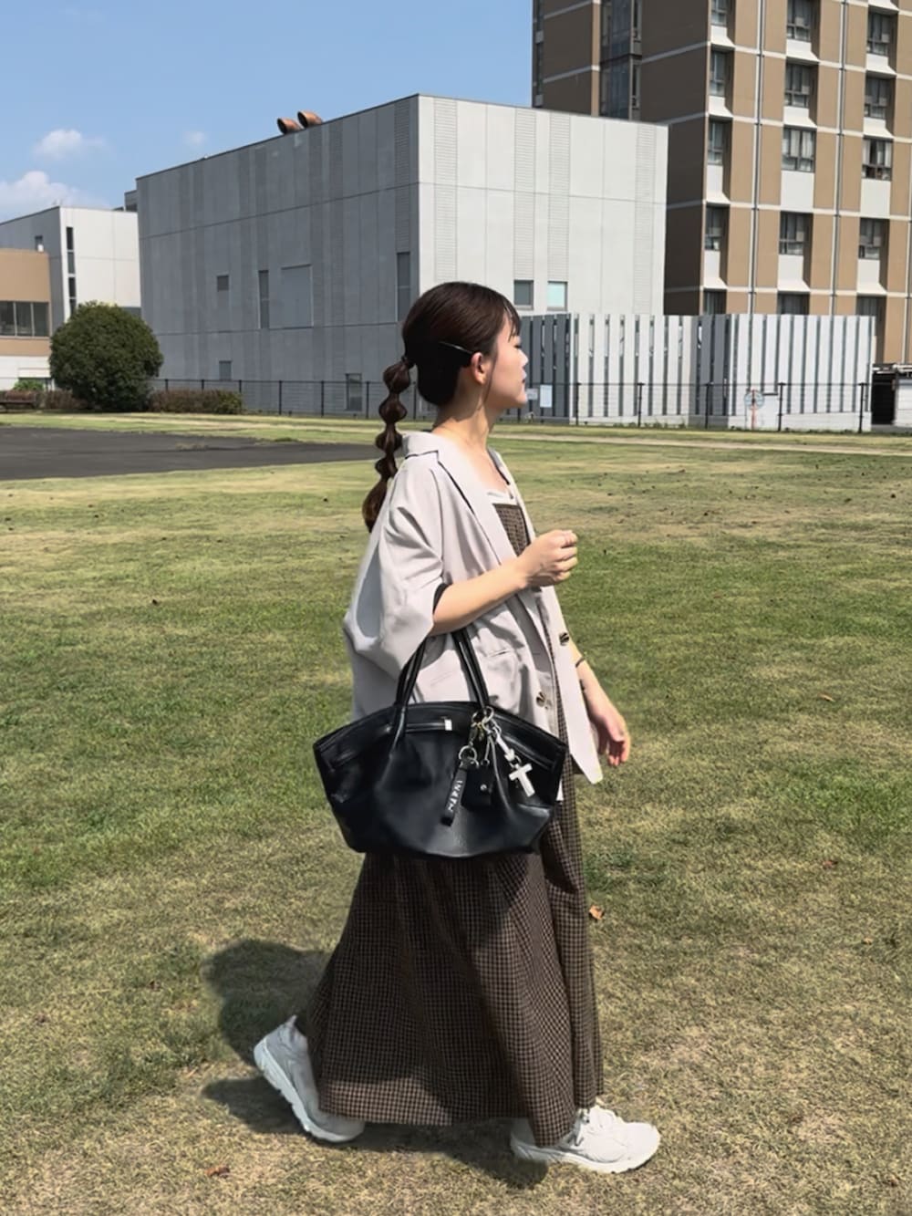 グレー系のシャツ/ブラウス、ブラウン系のワンピース、ホワイト系のスニーカーを着用したレディースの秋コーディネートの3枚目の写真