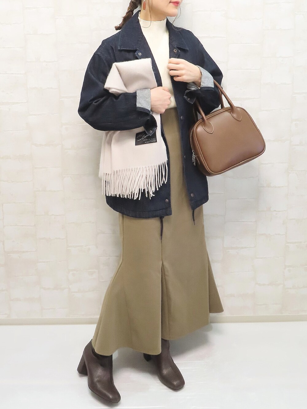 「今日のコスメと服、デニムジャケット、春先取り、タートルネック、マフラーぐるぐる、私の推しブランド、タックイン、きれいめカジュアル、プチプラ、あったかコーデ、ボストンバッグ、マーメイドスカート、オーバーサイズ、ビッグシルエット、ブーツ」|「GUのアイテム(デニムジャケット、ブルー系)」を使った、chicchimoさん(レディース・152cm)の冬コーディネートの3枚目の写真