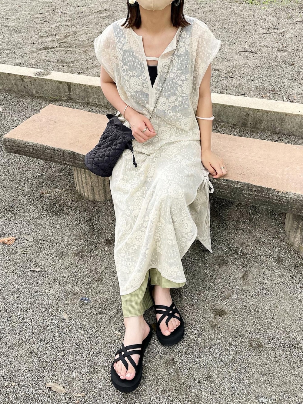 ホワイト系のワンピース、グリーン系のその他パンツ、ブラック系のショルダーバッグを着用したレディースの夏コーディネートの5枚目の写真