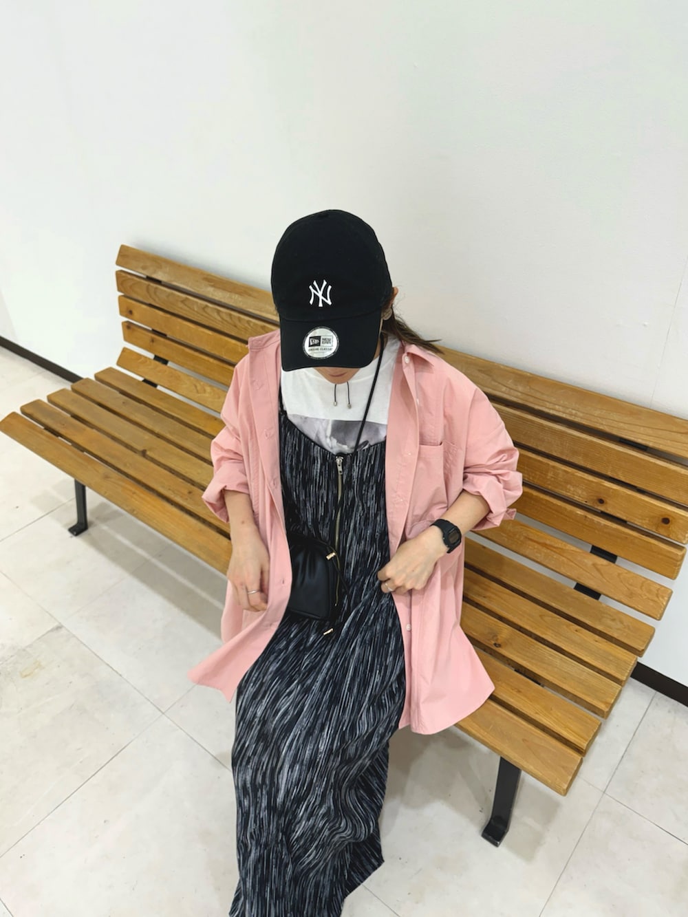 ピンク系のシャツ/ブラウス、ホワイト系のTシャツ/カットソー、ブラック系のワンピースを着用したレディースの秋コーディネートの3枚目の写真