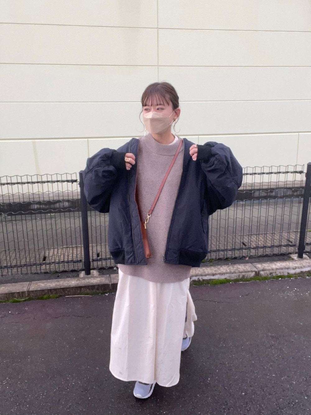 ホワイト系のシャツワンピース、ブラウン系のベスト、ブラック系のMA-1を着用したレディースの秋コーディネートの2枚目の写真