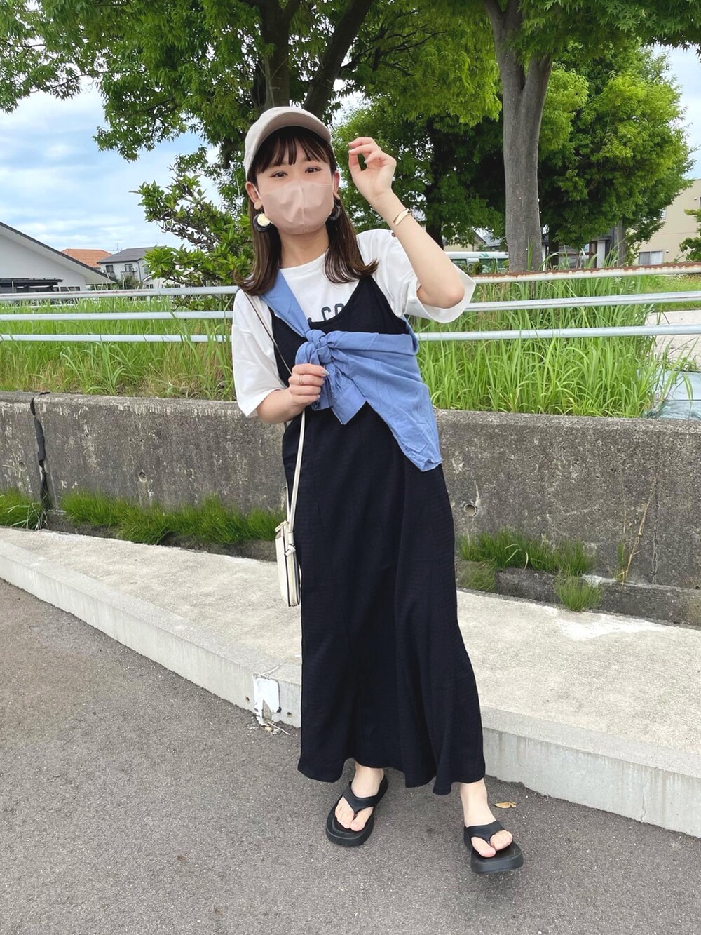 ホワイト系のTシャツ/カットソー、ブルー系のシャツ/ブラウス、ブラック系のワンピースを着用したレディースの夏コーディネートの3枚目の写真