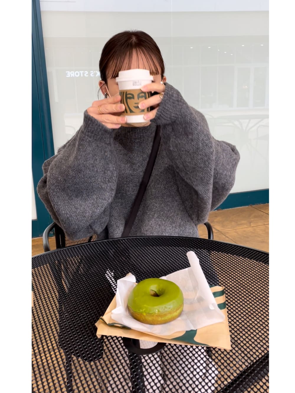 グレー系のニット/セーター、ホワイト系のパンツ、ホワイト系のジャケット/アウターを着用したレディースの冬コーディネートの3枚目の写真