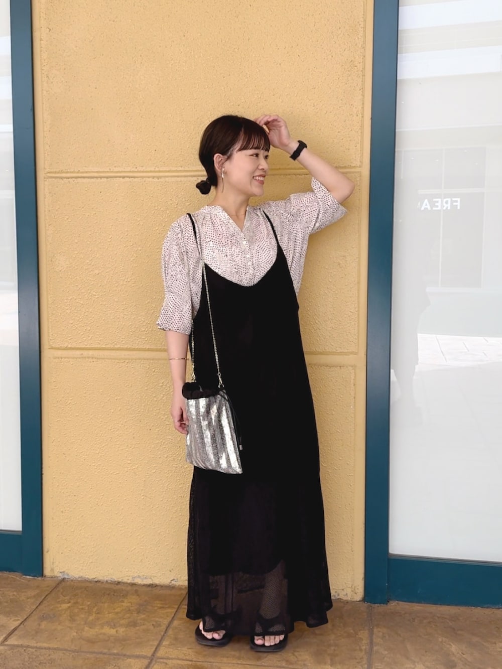 ホワイト系のシャツ/ブラウス、ブラック系のワンピース、シルバー系のショルダーバッグを着用したレディースの夏コーディネートの4枚目の写真