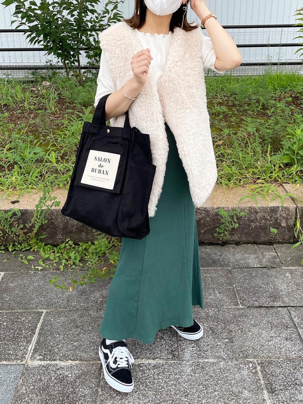 ホワイト系のTシャツ/カットソー、グレー系のベスト、ブラック系のトートバッグを着用したレディースの夏コーディネートの3枚目の写真