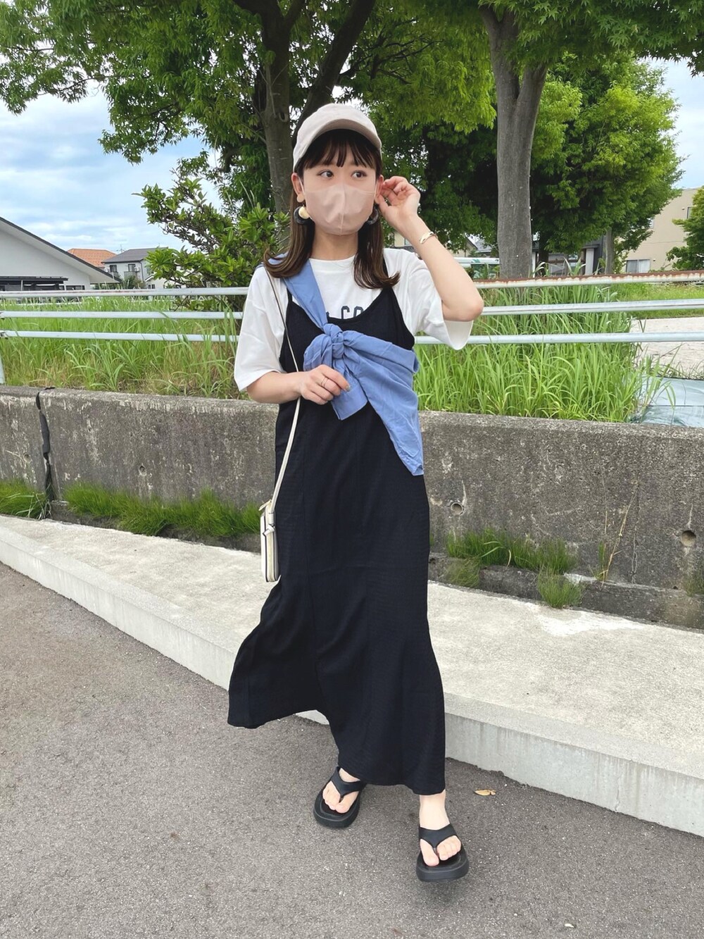 ホワイト系のTシャツ/カットソー、ブルー系のシャツ/ブラウス、ブラック系のワンピースを着用したレディースの夏コーディネートの4枚目の写真