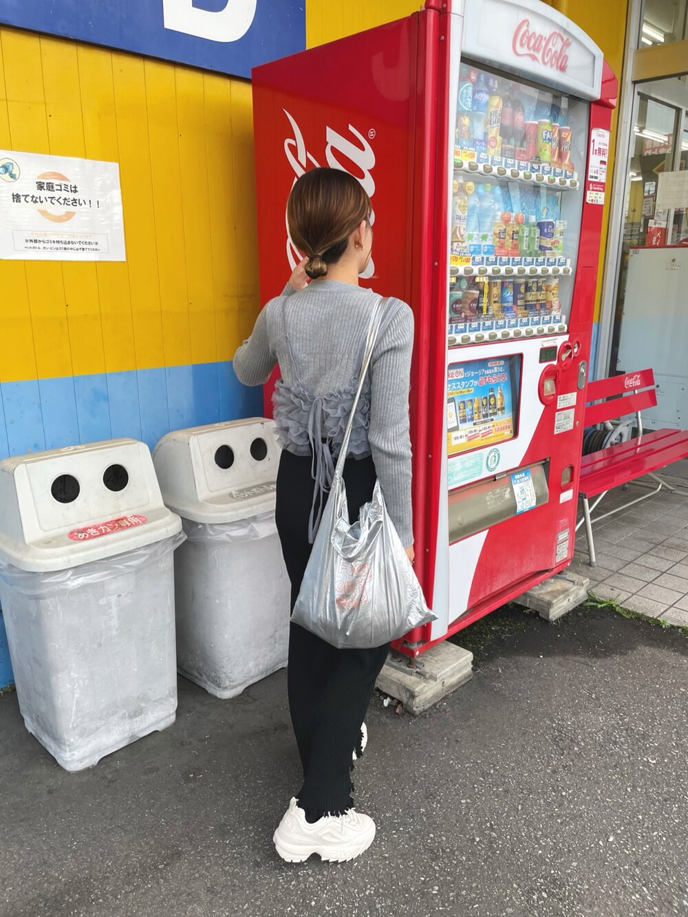 シルバー系のトップス、グレー系のトップス、ブラック系のスカートを着用したレディースの夏コーディネートの4枚目の写真