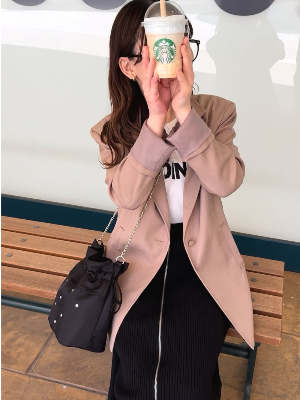 ベージュ系のテーラードジャケット、ホワイト系のTシャツ/カットソー、ブラック系のショルダーバッグを着用したレディースの春コーディネートの5枚目の写真