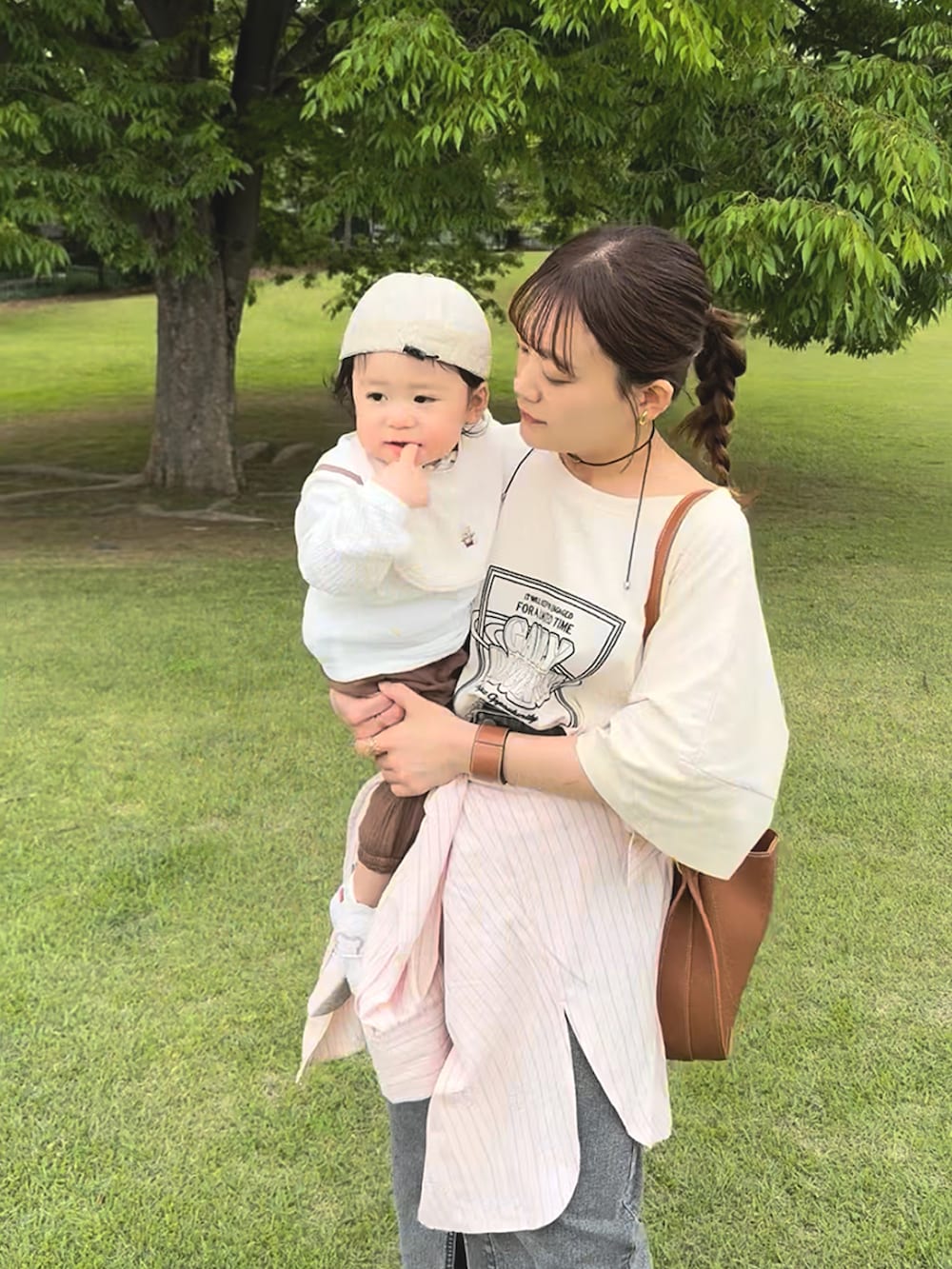 「シャツスタイル、ストライプシャツ、レイヤードスタイル、スポーツミックス、デニム、ピンクシャツ、夏コーデ、白Tシャツ、夏だ！Tシャツ着よう！、お洒落さんとつながりたい、プチプラ、大人かわいい、ショルダーバッグ、お出かけコーデ、スニーカー」｜「Javaの《JaVaジャバコラボ》”ゆるっ”と着映え。オーガニックコットン混　夏に使える 綿100％前後2wayステッチツアーロゴ刺繍シンプル半袖Tシャツ（Tシャツ/カットソー、ホワイト系）」を使った、chicchimoさん（レディース・152cm）の夏コーディネートの3枚目の写真