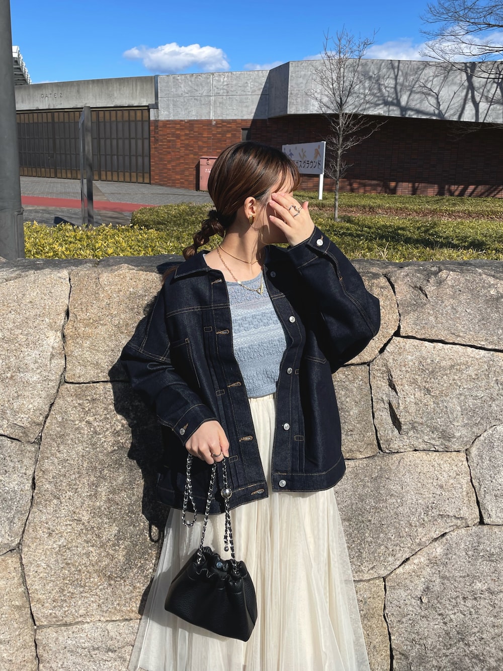 ブルー系のTシャツ/カットソー、ブルー系のデニムジャケット、ホワイト系のスカートを着用したレディースの冬コーディネートの2枚目の写真