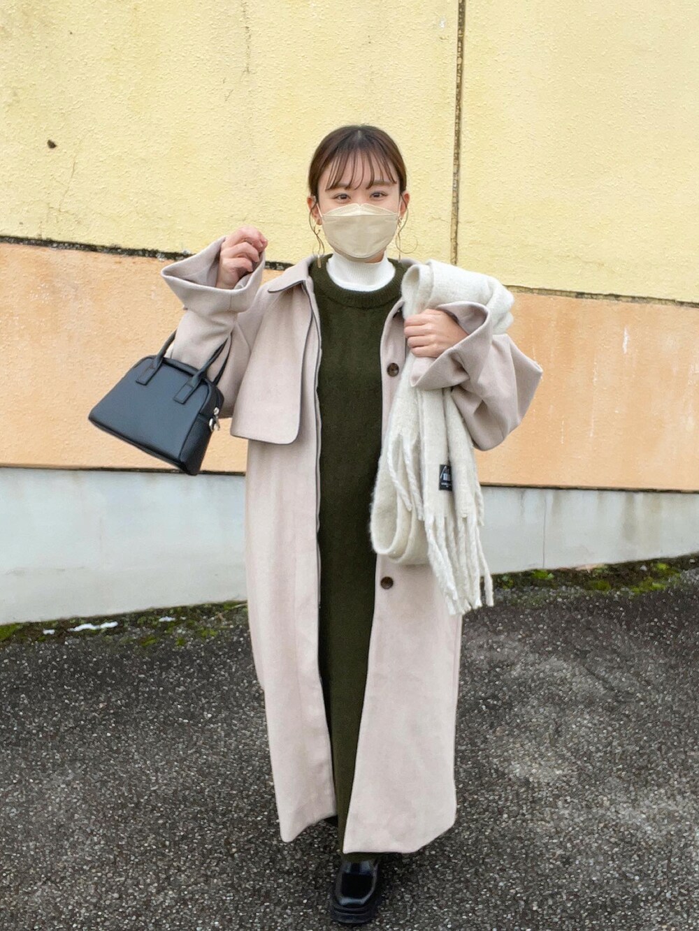グリーン系のワンピース、ベージュ系のジャケット/アウター、ホワイト系のニット/セーターを着用したレディースの冬コーディネートの3枚目の写真