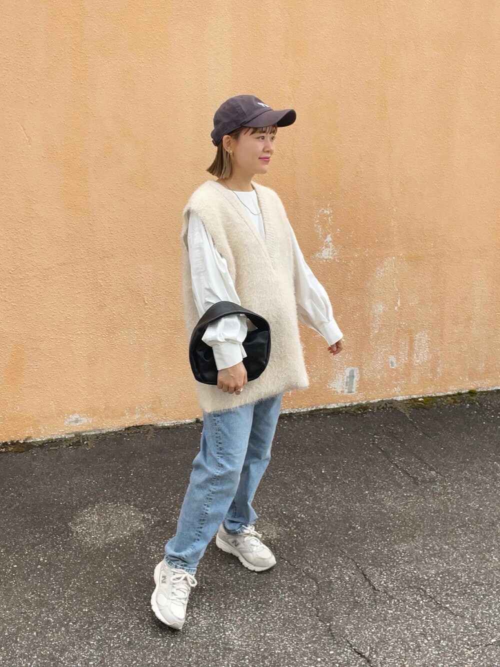 「Sonny　Label、秋コーデ、ベスト、レイヤードスタイル、お出かけコーデ、スポーツミックス、ストリート、キャップ、シャツスタイル、プチプラ、きれいめカジュアル、スニーカー、休日スタイル、秋服準備はじめました、PR」｜「URBAN RESEARCH Sonny Labelのタックパフスリーブブラウス（シャツ/ブラウス、ホワイト系）」を使った、chicchimoさん（骨格ナチュラル・レディース・152cm）の秋コーディネートの5枚目の写真