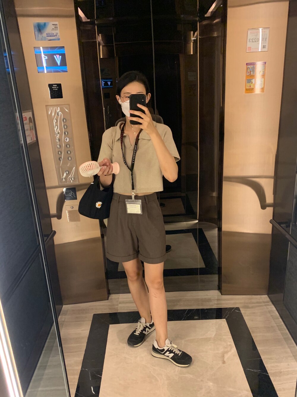 ベージュ系のニット/セーターを着用したレディースの秋コーディネートの2枚目の写真