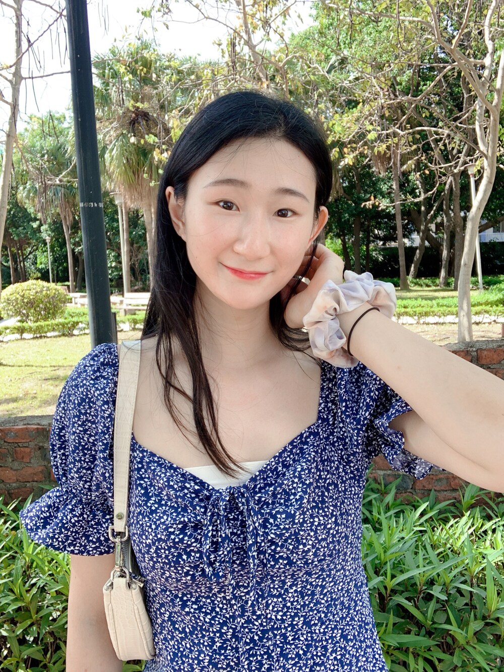 ブルー系のワンピースを着用したレディースの秋コーディネートの2枚目の写真