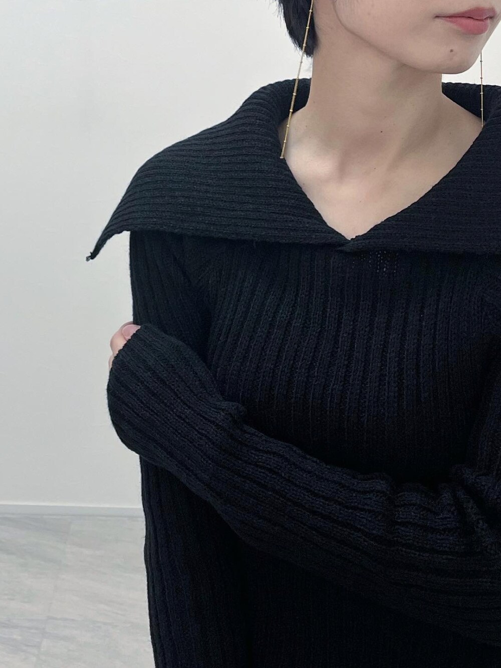 「服とコスメでなりたい自分に、冬コーデ、デート、きれいめカジュアル、オールブラック、ワントーンコーデ、モノトーン、オフショル、ショルダーバッグ、ショートブーツ、ブーツ、ニット、休日スタイル」｜「natural coutureのパールアソートイヤリング（イヤリング、その他）」を使った、Lilychouchouさん（レディース・163cm）の冬コーディネートの2枚目の写真