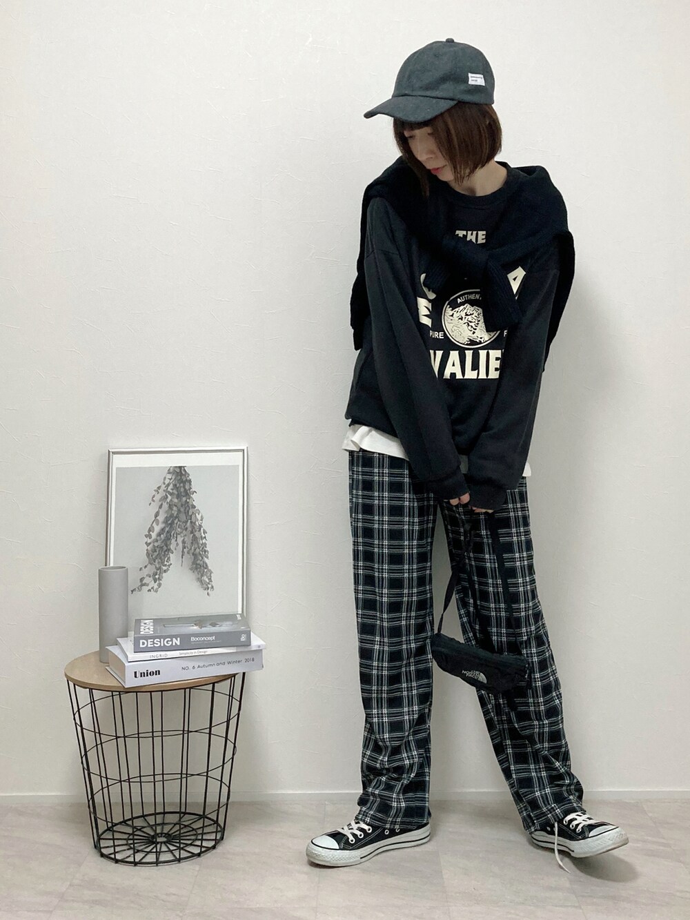 ブラック系のニット/セーター、ブラック系のスニーカー、ブラック系のボディバッグ/ウエストポーチを着用したレディースの冬コーディネートの2枚目の写真