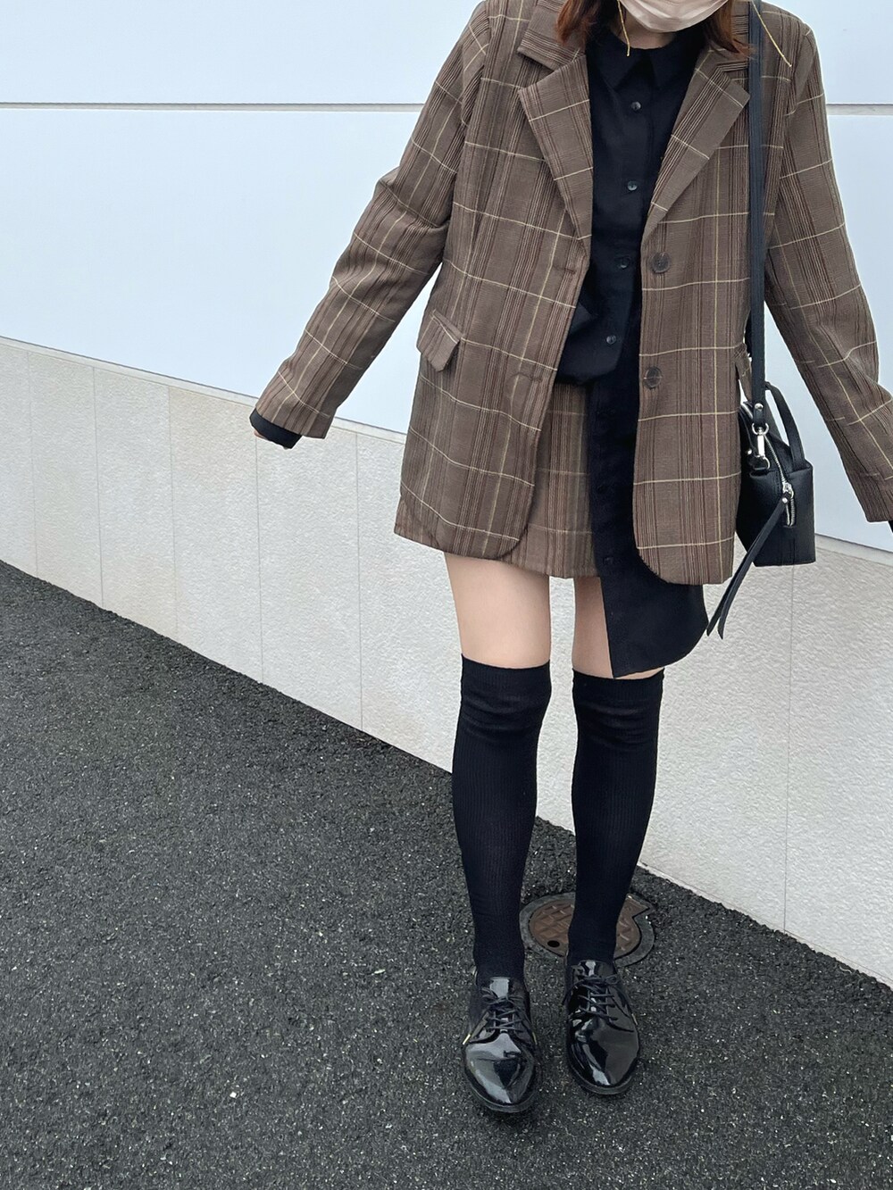 「休日スタイル、大人カジュアル、秋コーデ、セットアップ、ミニスカート、ジャケット、ベレー帽、レースアップシューズ、チェック柄に恋してる、チェック」｜「WEGOのWEGO/ウールベレー帽（ハンチング/ベレー帽、ブラック系）」を使った、Lilychouchouさん（レディース・163cm）の秋コーディネートの2枚目の写真