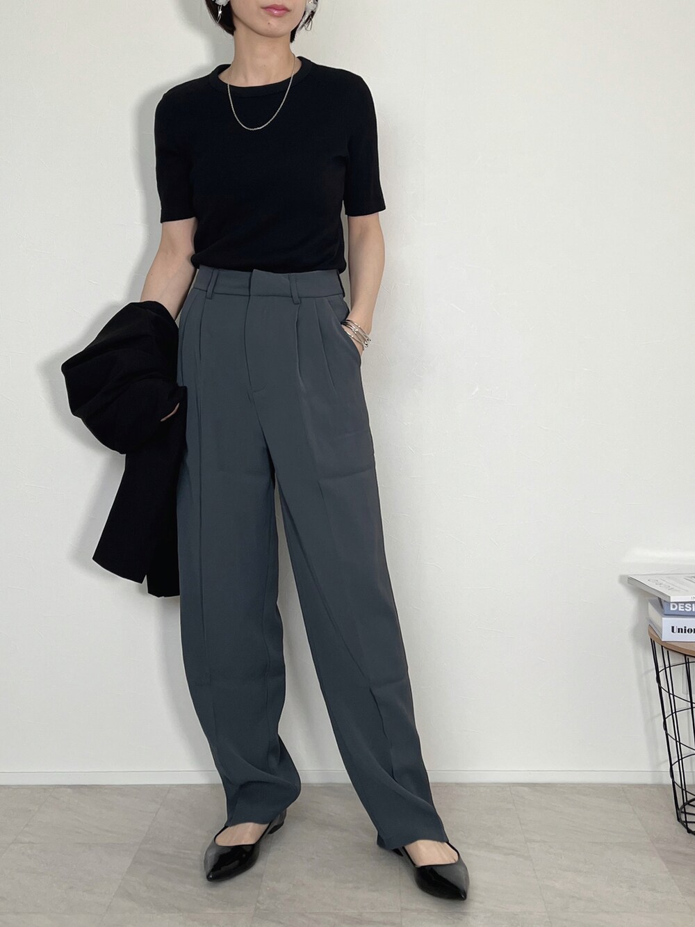 「春夏コーデ、オフィスカジュアル、きれいめカジュアル、ジャケットスタイル、Tシャツ、モノトーン、シンプルコーデ、シンプル、休日スタイル、キレイめ」｜「LEPSIMの洗えるきれいジャケット　956545（ノーカラージャケット、ブラック系）」を使った、Lilychouchouさん（レディース・163cm）の春コーディネートの2枚目の写真