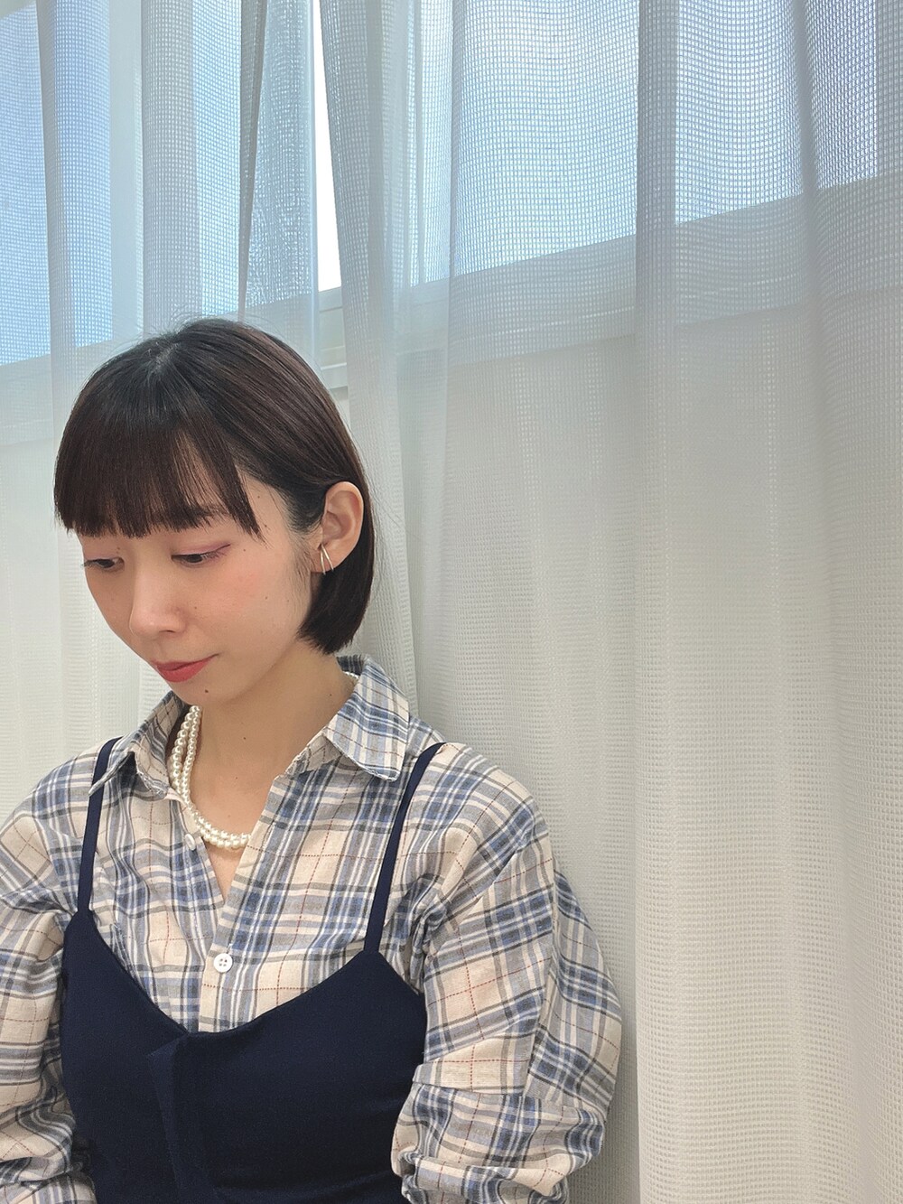 「このスタイルがお気に入り、今日のコスメと服、チェック、シャツスタイル、レイヤードスタイル、スラックス、カラーパンツ、ビスチェ、サンダル、夏コーデ、きれいめカジュアル、スクエアトゥ、大人カジュアル」｜「me+em selectの【５色展開 ／４サイズ 】２タックセンタープレスロングスラックス（スラックス、グレー系）」を使った、Lilychouchouさん（レディース・163cm）の夏コーディネートの2枚目の写真