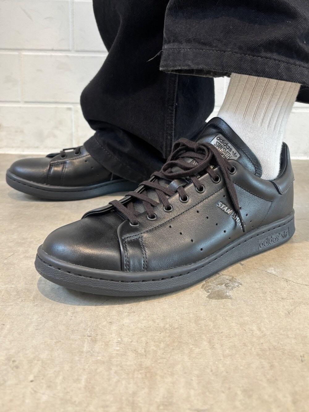 ブラック系のトップス、ブラック系のスニーカー、ブラック系のキャップを着用したメンズの夏コーディネートの4枚目の写真