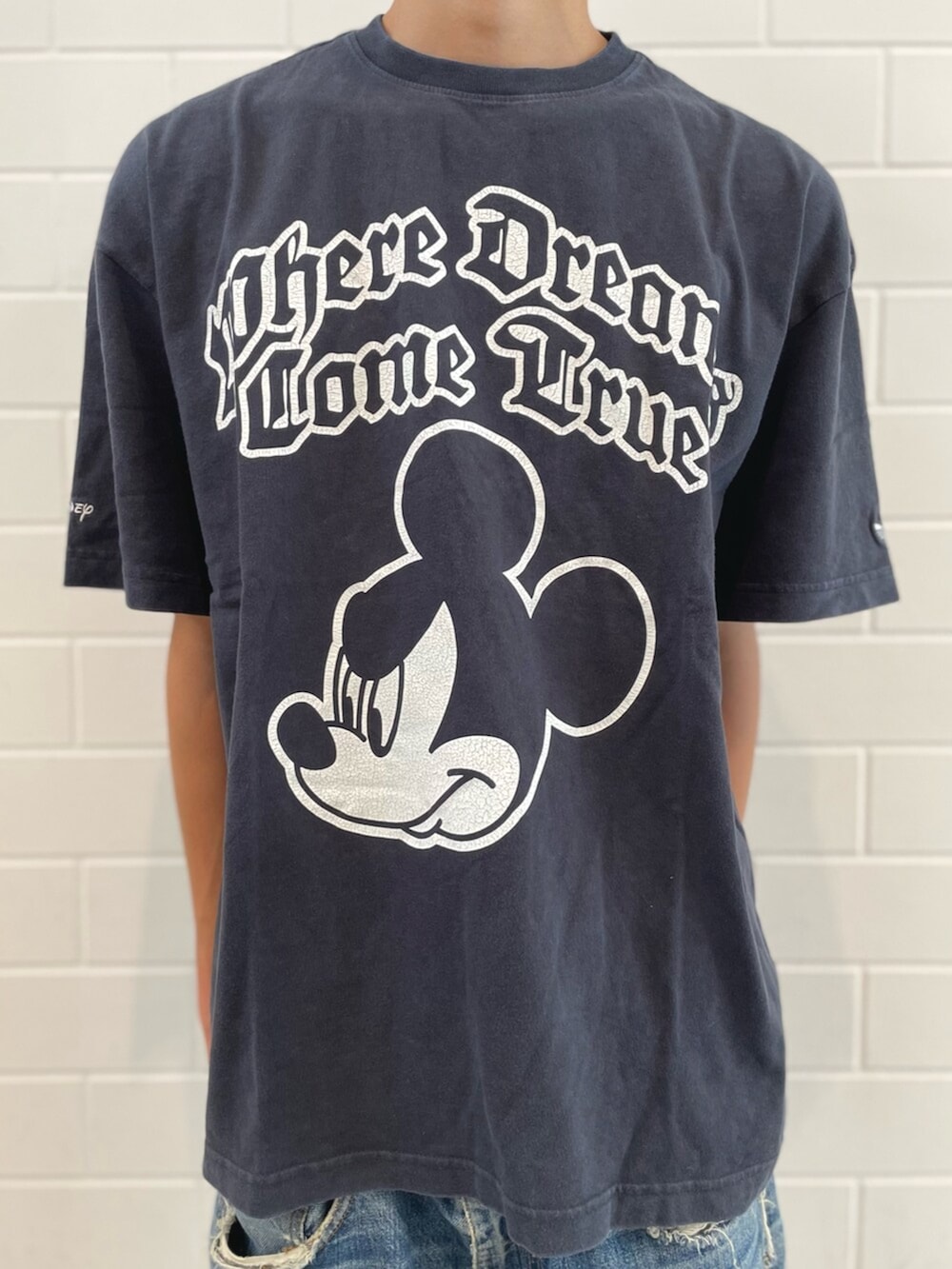 ブラウン系のスニーカー、ブラック系のTシャツ/カットソーを着用したメンズの夏コーディネートの3枚目の写真