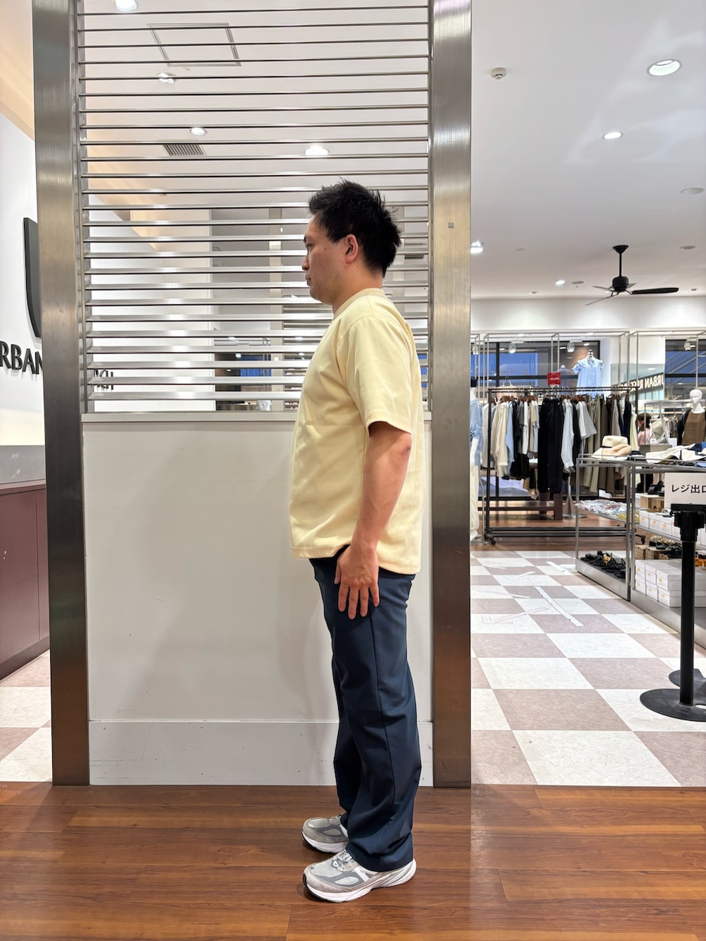 イエロー系のTシャツ/カットソー、ブルー系のその他パンツを着用したメンズの夏コーディネートの2枚目の写真