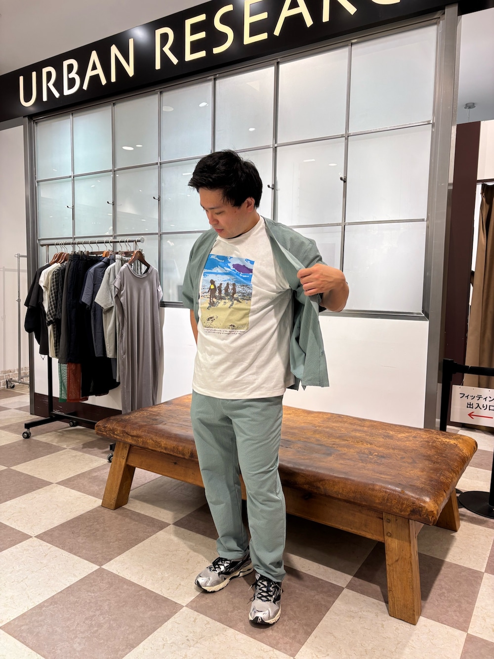 その他のTシャツ/カットソー、ブルー系のカーディガン/ボレロ、ブルー系のその他パンツを着用したメンズの夏コーディネートの2枚目の写真