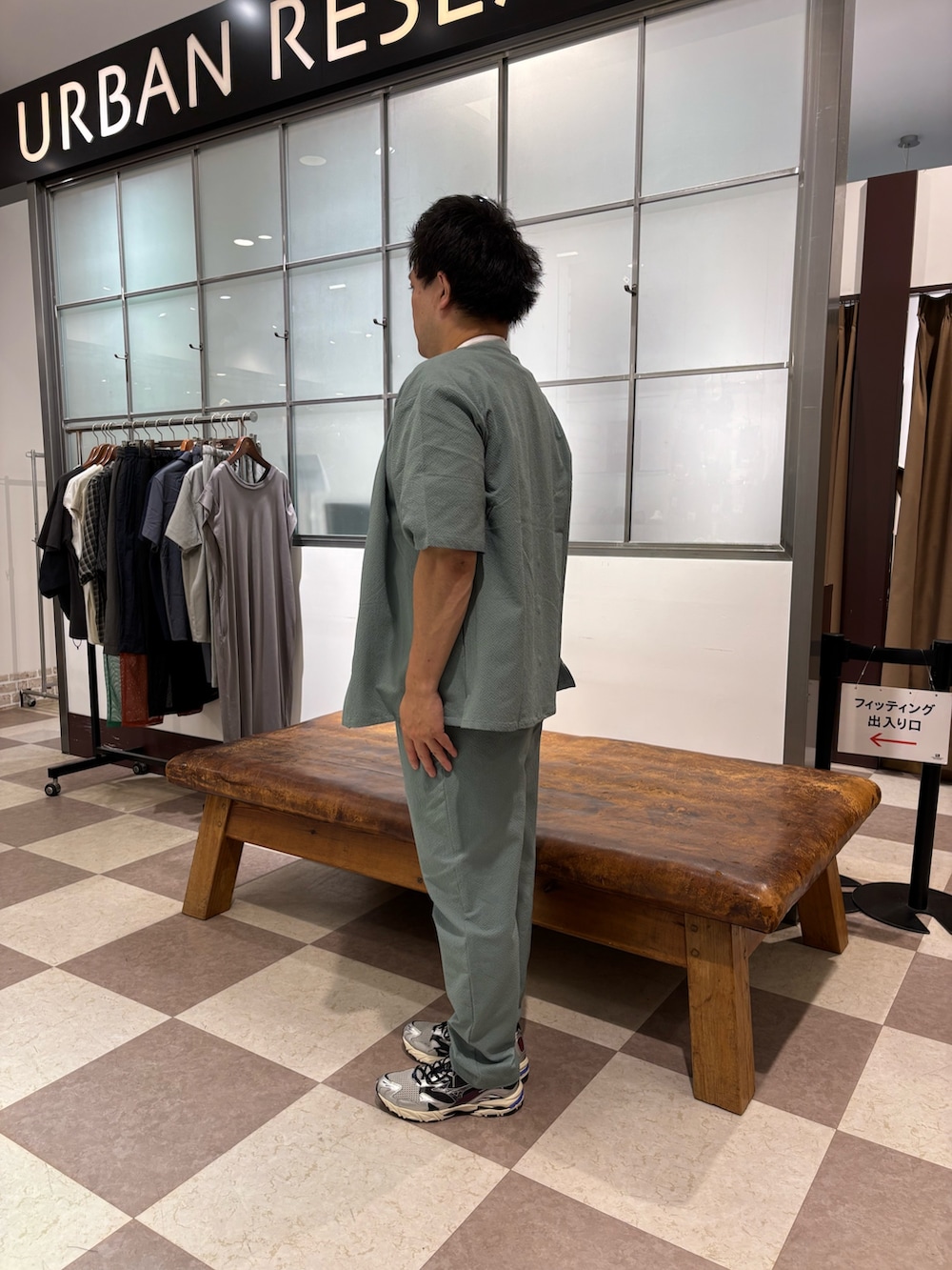 その他のTシャツ/カットソー、ブルー系のカーディガン/ボレロ、ブルー系のその他パンツを着用したメンズの夏コーディネートの3枚目の写真