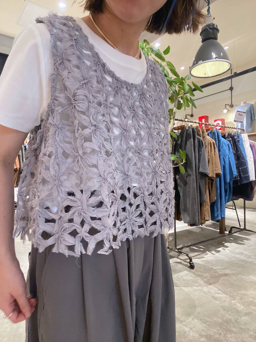 「低身長、ストリート、差し色コーデ、ラフ、モード、ミリタリー、ベーシック/シンプル、カジュアル、niko and ...、ベスト、Tシャツ、サンダル、パンツ、ワイドパンツ、夏コーデ」｜「niko and...の[MODE NORM CORE]シャカバルーンボリュームパンツ（その他パンツ、グレー系）」を使った、Yui Nomuraさん（レディース・150cm）の夏コーディネートの4枚目の写真