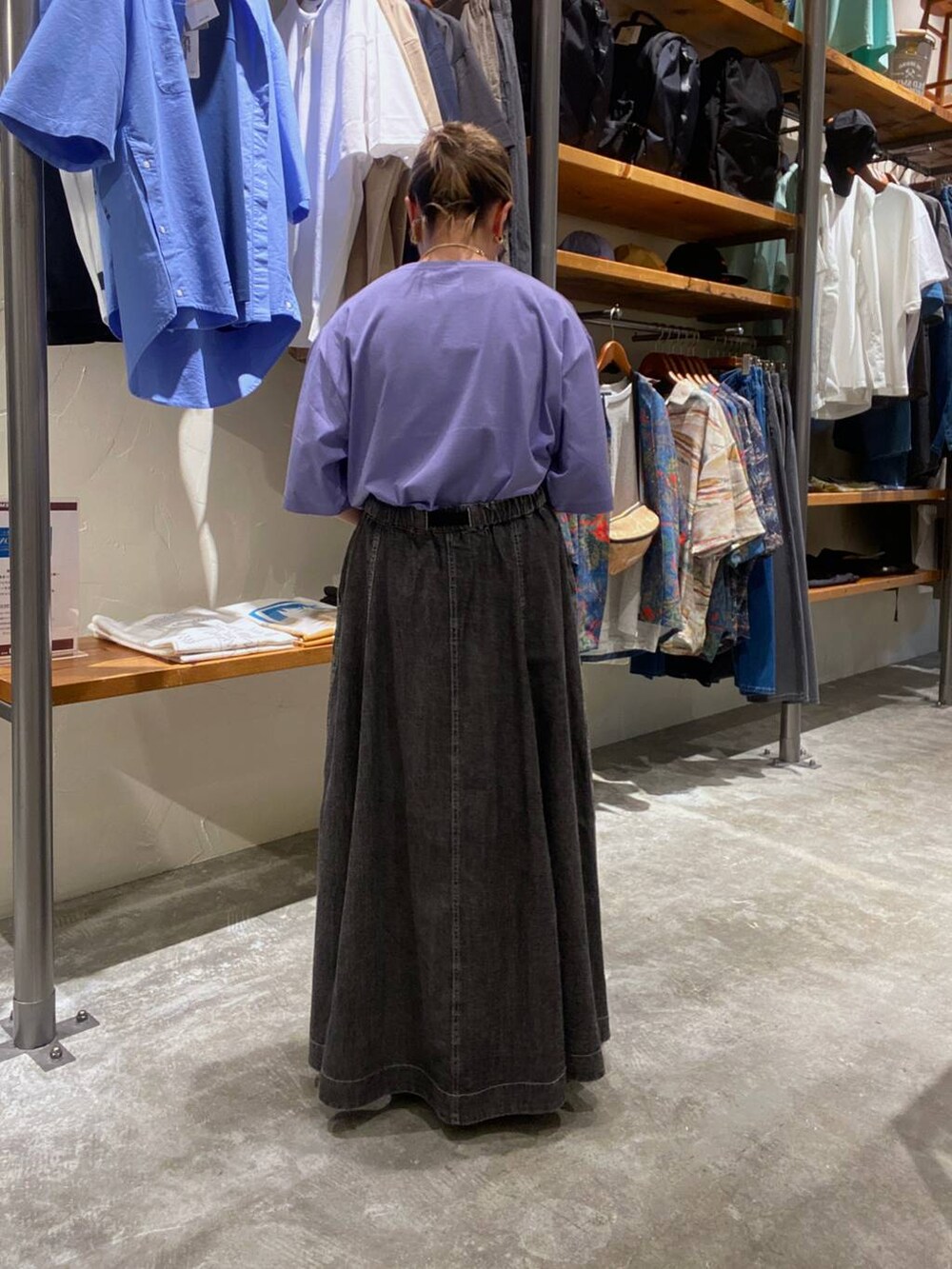 パープル系のショルダーバッグ、パープル系のTシャツ/カットソー、グレー系のスカートを着用したレディースの夏コーディネートの3枚目の写真