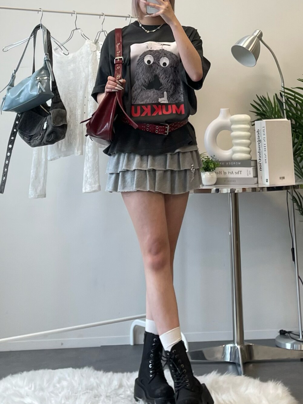 ブラック系のTシャツ/カットソーを着用したレディースの夏コーディネートの2枚目の写真