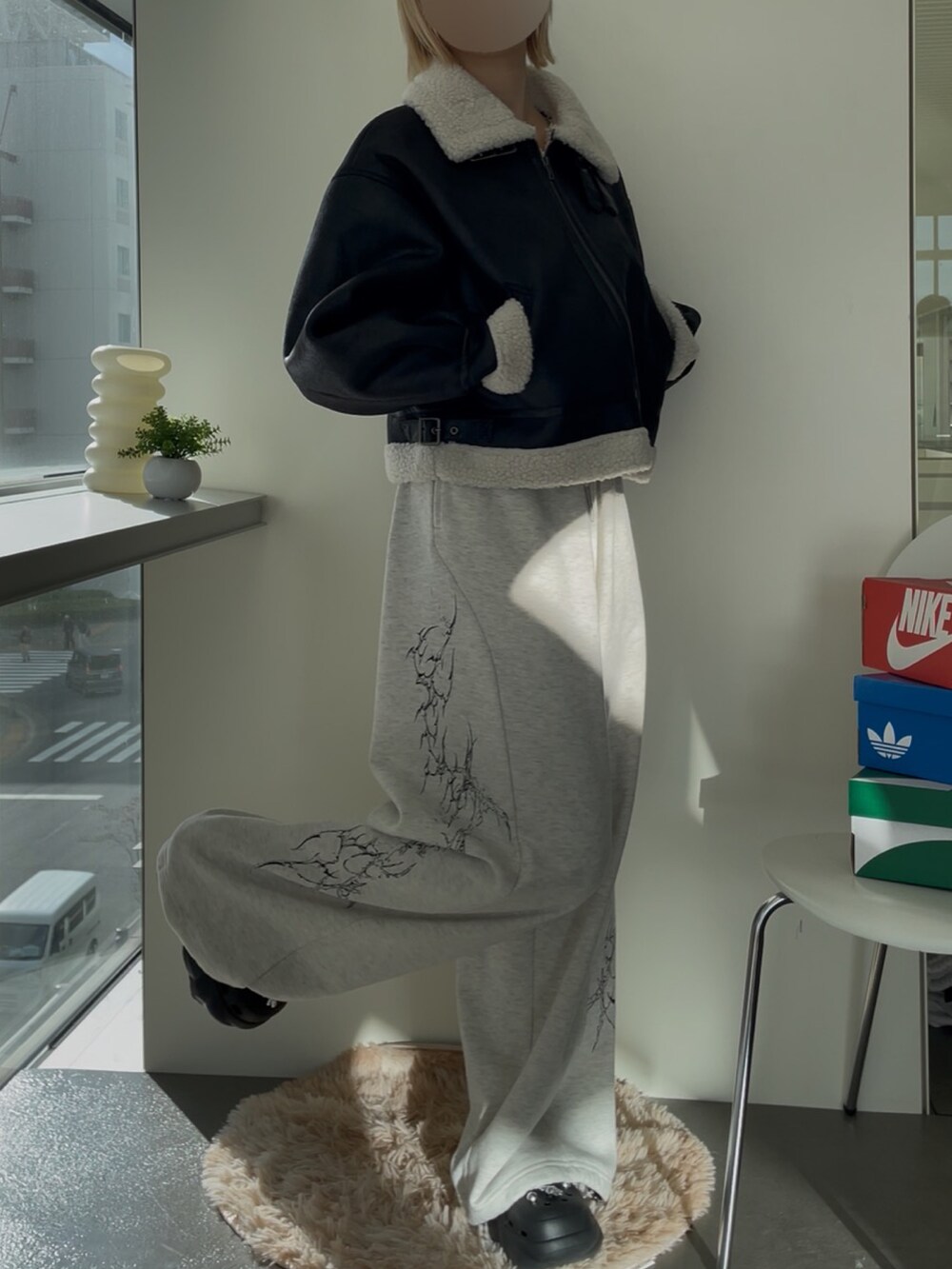 グレー系のスウェットパンツ、ブラック系のブルゾンを着用したレディースの秋コーディネートの2枚目の写真