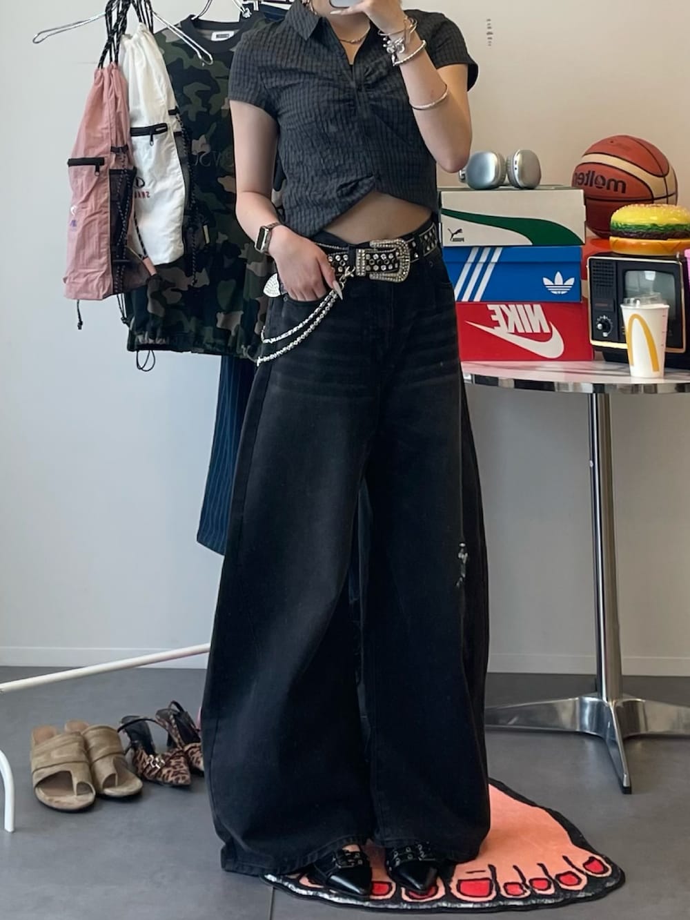 グレー系のシャツ/ブラウスを着用したレディースの夏コーディネートの2枚目の写真