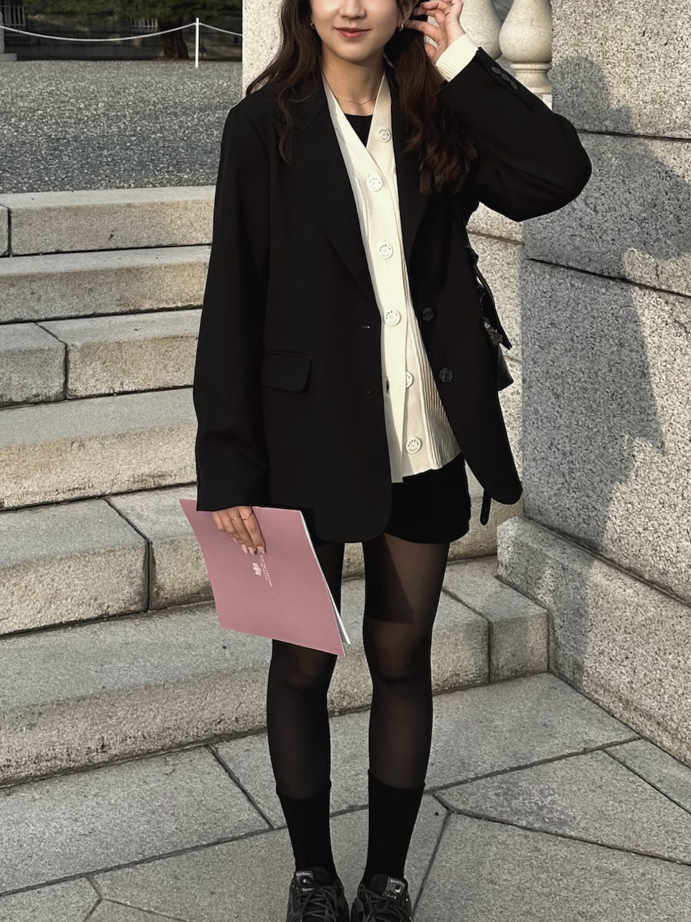 ホワイト系のニット/セーター、ブラック系のテーラードジャケット、ブラック系のその他パンツを着用したレディースの秋コーディネートの2枚目の写真